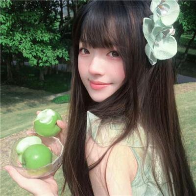 随盲柳入眠的女人
